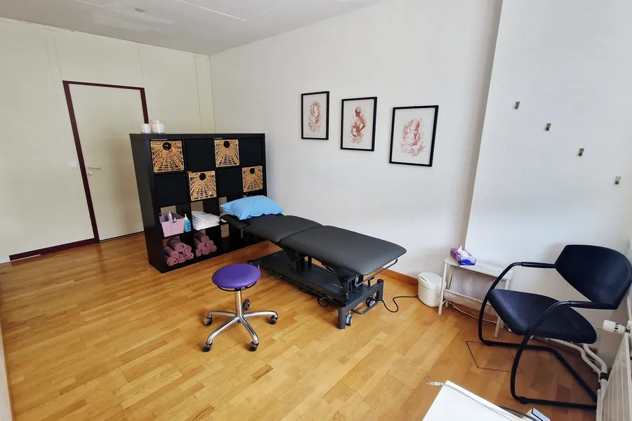 Salle de rééducation pelvi-périnéale avec table de soin et appareil d'électrostimulation