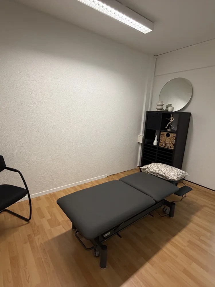 Salle de traitement individuelle avec table de soin