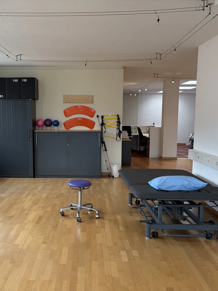 Espace de traitement avec table et matériel d'équilibre